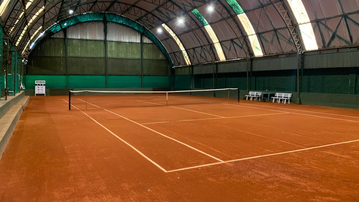 Quadra real de saibro do Curitiba Tennis Center